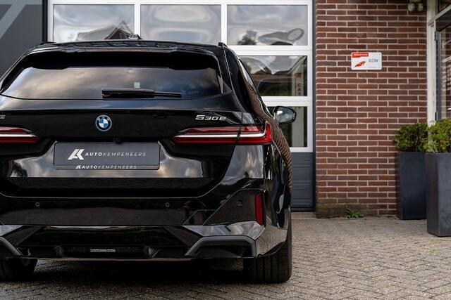 BMW 5-SERIE 530e xDrive Touring M Sport | Bowers & Wilkins | 360° Camera | Trekhaak | Iconic Glow | Head-Up | Driving Ass. + | 20' Inch |