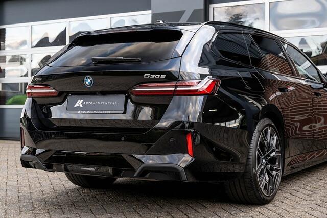 BMW 5-SERIE 530e xDrive Touring M Sport | Bowers & Wilkins | 360° Camera | Trekhaak | Iconic Glow | Head-Up | Driving Ass. + | 20' Inch |