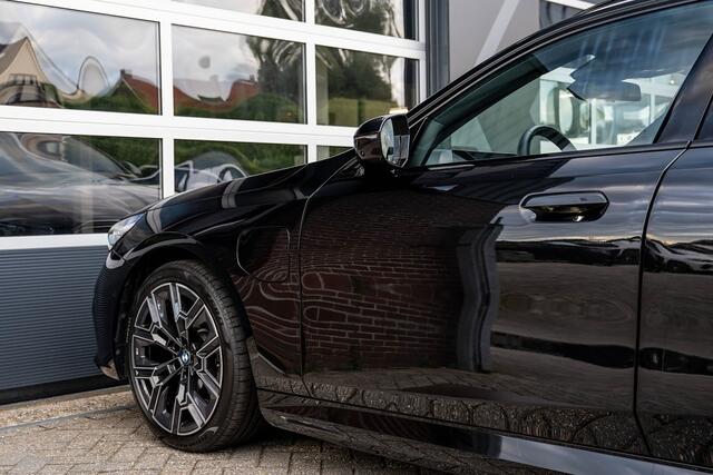 BMW 5-SERIE 530e xDrive Touring M Sport | Bowers & Wilkins | 360° Camera | Trekhaak | Iconic Glow | Head-Up | Driving Ass. + | 20' Inch |