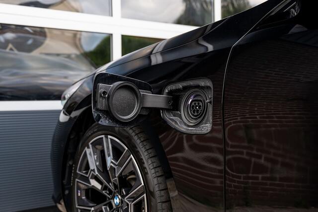 BMW 5-SERIE 530e xDrive Touring M Sport | Bowers & Wilkins | 360° Camera | Trekhaak | Iconic Glow | Head-Up | Driving Ass. + | 20' Inch |
