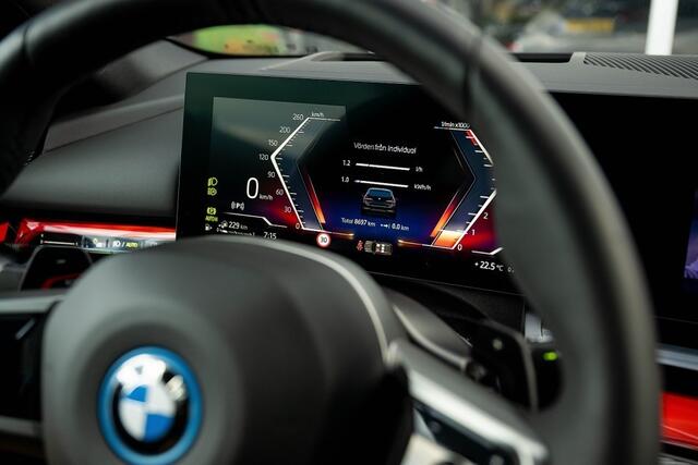 BMW 5-SERIE 530e xDrive Touring M Sport | Bowers & Wilkins | 360° Camera | Trekhaak | Iconic Glow | Head-Up | Driving Ass. + | 20' Inch |
