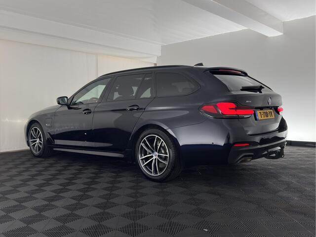 BMW 5-SERIE Touring 530e xDrive Business Edition Plus M-Sportpack (Plug-in) {SoH-96%} (INCL.BTW) *PANO | HEAD-UP | LEATHER | FULL-LED | MEMORY-PACK | HARMAN/KARDON | BLINDSPOT | DIGI-COCKPIT | CAMERA | NAVI-FULLMAP | PRIVACY-GLASS | SHIFTPADDLES | ECC | PDC | 18''ALU