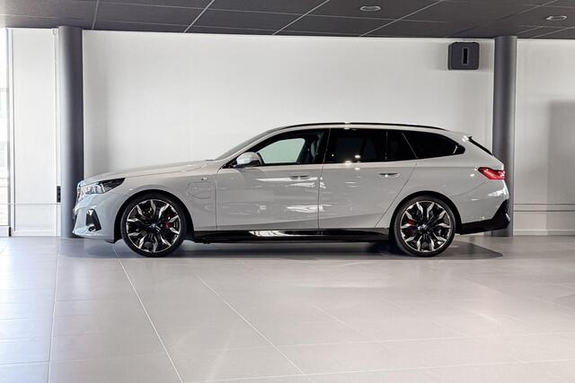 BMW 5-SERIE Touring 530e | M Sport Pro | Glazen Panoramadak | Stoelventilatie | Bowers & Wilkins | Trekhaak |