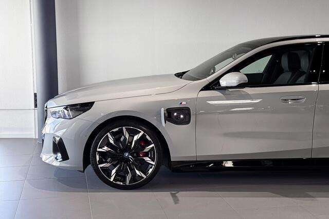 BMW 5-SERIE Touring 530e | M Sport Pro | Glazen Panoramadak | Stoelventilatie | Bowers & Wilkins | Trekhaak |