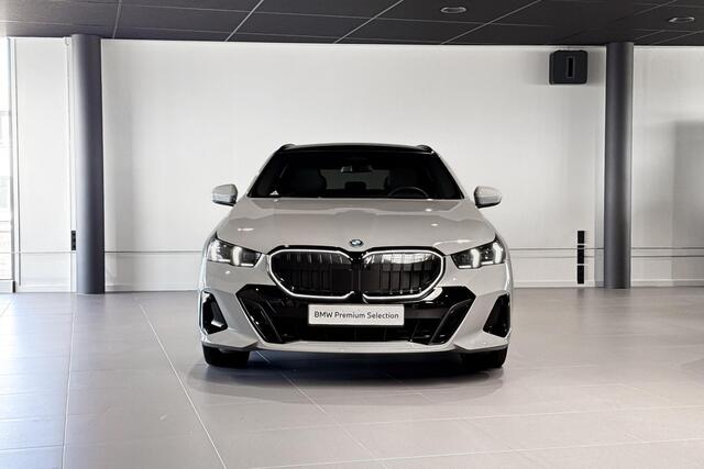BMW 5-SERIE Touring 530e | M Sport Pro | Glazen Panoramadak | Stoelventilatie | Bowers & Wilkins | Trekhaak |