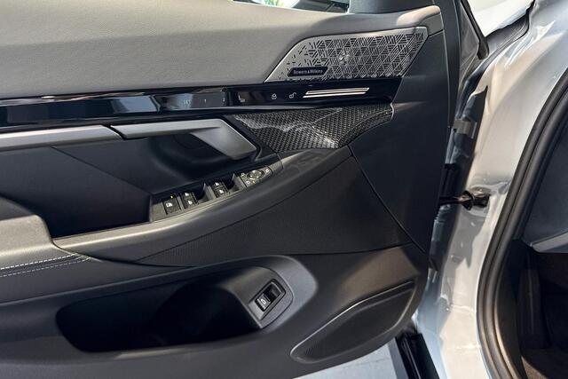 BMW 5-SERIE Touring 530e | M Sport Pro | Glazen Panoramadak | Stoelventilatie | Bowers & Wilkins | Trekhaak |