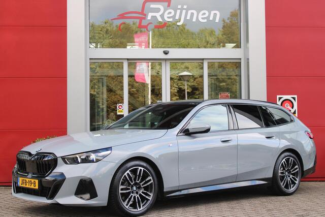 BMW 5-SERIE Touring 520i M-SPORT | PANORAMA DAK | TREKHAAK ELEKTRISCH WEGKLAPBAAR | HARMAN KARDON AUDIO SYSTEM | SHADOW LINE PAKKET | ELEKTRISCH VERSTELBARE VOORSTOELEN MET GEHEUGENFUNCTIE | STOEL VENTILATIE VOOR | STOEL VERWARMING VOOR + ACHTER | 360° CAMERA | DRAADLOZE TELEFOONLADER | STAND VERWARMING | LEDEREN BEKLEDING "VEGANZA ZWART" | WARMTEWEREND GLAS | SPORT CHASSIS "M-TECHNIC" | INNOVATIE PAKKET: (HEAD UP DISPLAY/LIVE NAVIGATIE/INTERIEUR CAMERA/PARKEERSENSOREN VOOR+ACHTER/CONNECTED SERVICES) | DRAADLOZE APPLE CARPLAY/ANDROID AUTO | TRAVEL PAKKET (ELEKTRISCH BEDIENBARE ACHTERKLEP/COMFORT ACCESS/TOEGANG VIA SMARTPHONE) | DODEHOEK DETECTIE | ELEKTRISCH BEDIENBAAR STUURKOLOM |