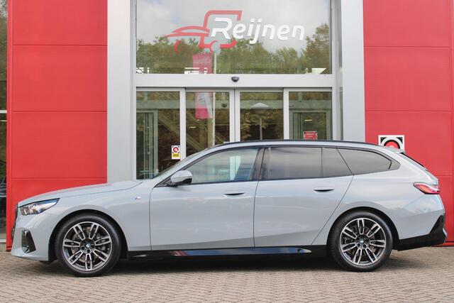 BMW 5-SERIE Touring 520i M-SPORT | PANORAMA DAK | TREKHAAK ELEKTRISCH WEGKLAPBAAR | HARMAN KARDON AUDIO SYSTEM | SHADOW LINE PAKKET | ELEKTRISCH VERSTELBARE VOORSTOELEN MET GEHEUGENFUNCTIE | STOEL VENTILATIE VOOR | STOEL VERWARMING VOOR + ACHTER | 360° CAMERA | DRAADLOZE TELEFOONLADER | STAND VERWARMING | LEDEREN BEKLEDING "VEGANZA ZWART" | WARMTEWEREND GLAS | SPORT CHASSIS "M-TECHNIC" | INNOVATIE PAKKET: (HEAD UP DISPLAY/LIVE NAVIGATIE/INTERIEUR CAMERA/PARKEERSENSOREN VOOR+ACHTER/CONNECTED SERVICES) | DRAADLOZE APPLE CARPLAY/ANDROID AUTO | TRAVEL PAKKET (ELEKTRISCH BEDIENBARE ACHTERKLEP/COMFORT ACCESS/TOEGANG VIA SMARTPHONE) | DODEHOEK DETECTIE | ELEKTRISCH BEDIENBAAR STUURKOLOM |