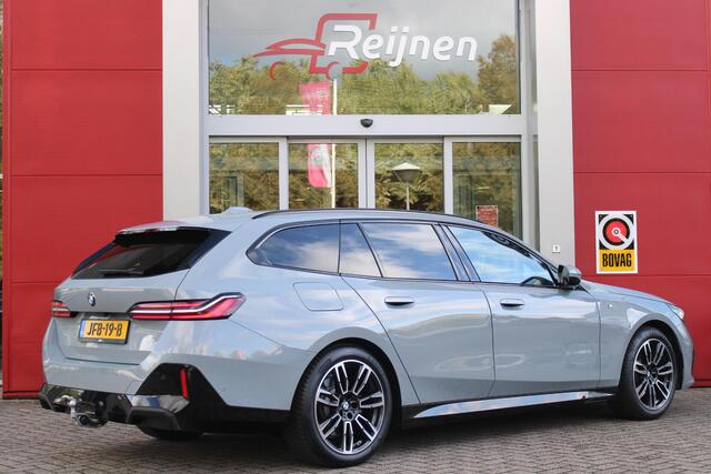 BMW 5-SERIE Touring 520i M-SPORT | PANORAMA DAK | TREKHAAK ELEKTRISCH WEGKLAPBAAR | HARMAN KARDON AUDIO SYSTEM | SHADOW LINE PAKKET | ELEKTRISCH VERSTELBARE VOORSTOELEN MET GEHEUGENFUNCTIE | STOEL VENTILATIE VOOR | STOEL VERWARMING VOOR + ACHTER | 360° CAMERA | DRAADLOZE TELEFOONLADER | STAND VERWARMING | LEDEREN BEKLEDING "VEGANZA ZWART" | WARMTEWEREND GLAS | SPORT CHASSIS "M-TECHNIC" | INNOVATIE PAKKET: (HEAD UP DISPLAY/LIVE NAVIGATIE/INTERIEUR CAMERA/PARKEERSENSOREN VOOR+ACHTER/CONNECTED SERVICES) | DRAADLOZE APPLE CARPLAY/ANDROID AUTO | TRAVEL PAKKET (ELEKTRISCH BEDIENBARE ACHTERKLEP/COMFORT ACCESS/TOEGANG VIA SMARTPHONE) | DODEHOEK DETECTIE | ELEKTRISCH BEDIENBAAR STUURKOLOM |