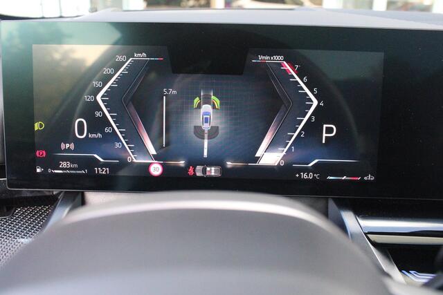 BMW 5-SERIE Touring 520i M-SPORT | PANORAMA DAK | TREKHAAK ELEKTRISCH WEGKLAPBAAR | HARMAN KARDON AUDIO SYSTEM | SHADOW LINE PAKKET | ELEKTRISCH VERSTELBARE VOORSTOELEN MET GEHEUGENFUNCTIE | STOEL VENTILATIE VOOR | STOEL VERWARMING VOOR + ACHTER | 360° CAMERA | DRAADLOZE TELEFOONLADER | STAND VERWARMING | LEDEREN BEKLEDING "VEGANZA ZWART" | WARMTEWEREND GLAS | SPORT CHASSIS "M-TECHNIC" | INNOVATIE PAKKET: (HEAD UP DISPLAY/LIVE NAVIGATIE/INTERIEUR CAMERA/PARKEERSENSOREN VOOR+ACHTER/CONNECTED SERVICES) | DRAADLOZE APPLE CARPLAY/ANDROID AUTO | TRAVEL PAKKET (ELEKTRISCH BEDIENBARE ACHTERKLEP/COMFORT ACCESS/TOEGANG VIA SMARTPHONE) | DODEHOEK DETECTIE | ELEKTRISCH BEDIENBAAR STUURKOLOM |