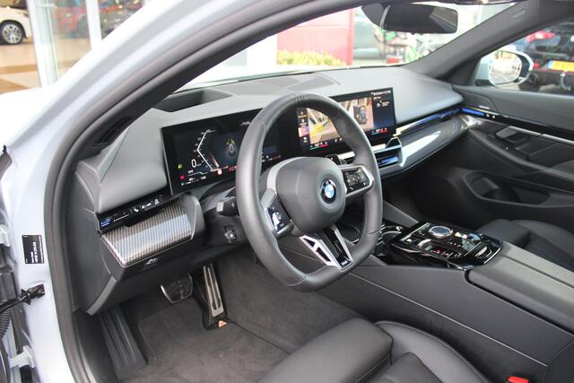 BMW 5-SERIE Touring 520i M-SPORT | PANORAMA DAK | TREKHAAK ELEKTRISCH WEGKLAPBAAR | HARMAN KARDON AUDIO SYSTEM | SHADOW LINE PAKKET | ELEKTRISCH VERSTELBARE VOORSTOELEN MET GEHEUGENFUNCTIE | STOEL VENTILATIE VOOR | STOEL VERWARMING VOOR + ACHTER | 360° CAMERA | DRAADLOZE TELEFOONLADER | STAND VERWARMING | LEDEREN BEKLEDING "VEGANZA ZWART" | WARMTEWEREND GLAS | SPORT CHASSIS "M-TECHNIC" | INNOVATIE PAKKET: (HEAD UP DISPLAY/LIVE NAVIGATIE/INTERIEUR CAMERA/PARKEERSENSOREN VOOR+ACHTER/CONNECTED SERVICES) | DRAADLOZE APPLE CARPLAY/ANDROID AUTO | TRAVEL PAKKET (ELEKTRISCH BEDIENBARE ACHTERKLEP/COMFORT ACCESS/TOEGANG VIA SMARTPHONE) | DODEHOEK DETECTIE | ELEKTRISCH BEDIENBAAR STUURKOLOM |