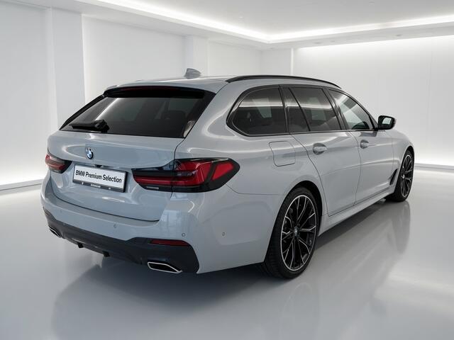 BMW 5-SERIE Touring 540i xDrive High Executive | M-Sport | Drive assist prof. | Laser | Schuif-/kanteldak | Stoelventilatie | Softclose | Brooklyn Grau Wrap