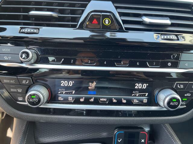BMW 5-SERIE Touring 540i xDrive High Executive | M-Sport | Drive assist prof. | Laser | Schuif-/kanteldak | Stoelventilatie | Softclose | Brooklyn Grau Wrap