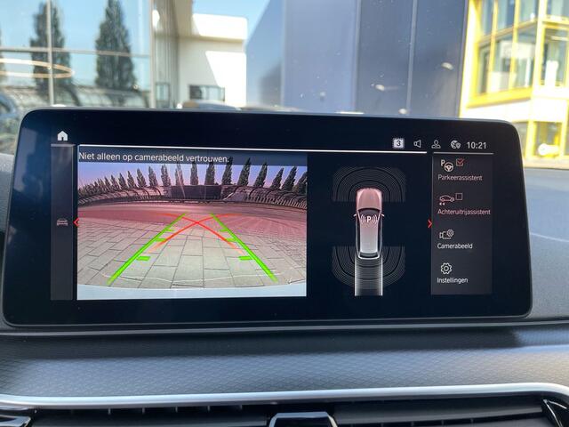 BMW 5-SERIE Touring 540i xDrive High Executive | M-Sport | Drive assist prof. | Laser | Schuif-/kanteldak | Stoelventilatie | Softclose | Brooklyn Grau Wrap