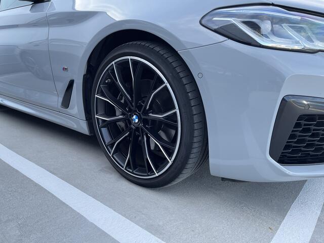 BMW 5-SERIE Touring 540i xDrive High Executive | M-Sport | Drive assist prof. | Laser | Schuif-/kanteldak | Stoelventilatie | Softclose | Brooklyn Grau Wrap