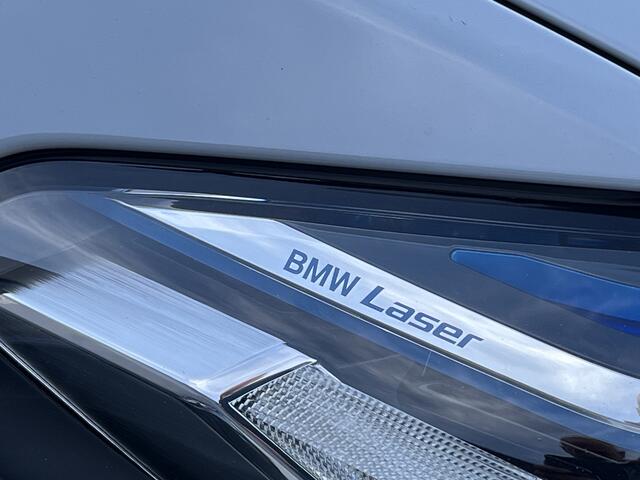 BMW 5-SERIE Touring 540i xDrive High Executive | M-Sport | Drive assist prof. | Laser | Schuif-/kanteldak | Stoelventilatie | Softclose | Brooklyn Grau Wrap