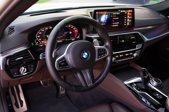 BMW 5-SERIE 540i High Executive M-Sport , Bowers&Wilkins, NAP, HUD, Laser, Schuif/Kanteldak