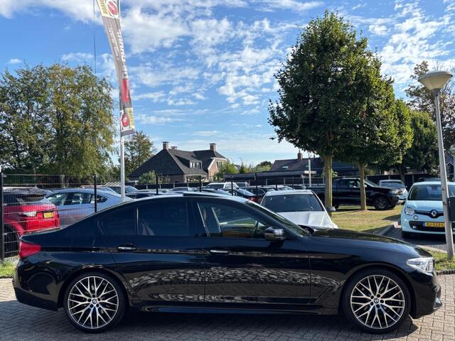 BMW 5-SERIE 520i Sedan 2017 Zwart M-Pakket Schuifdak HUD