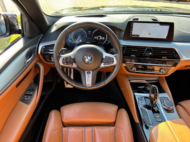 BMW 5-SERIE 520i Sedan 2017 Zwart M-Pakket Schuifdak HUD