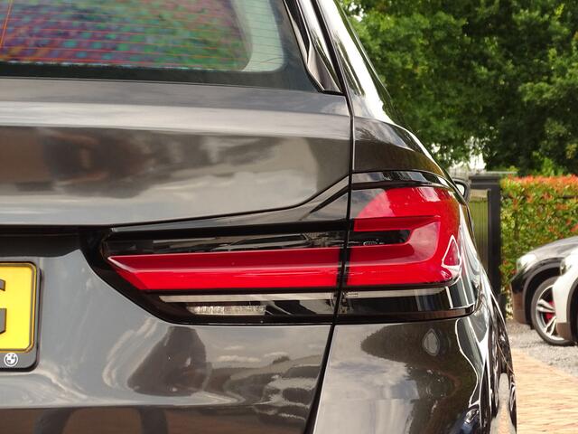 BMW 5-SERIE Touring 530e xDrive Trekhaak Elektrisch | Schuifdak | Topstaat! | All-season