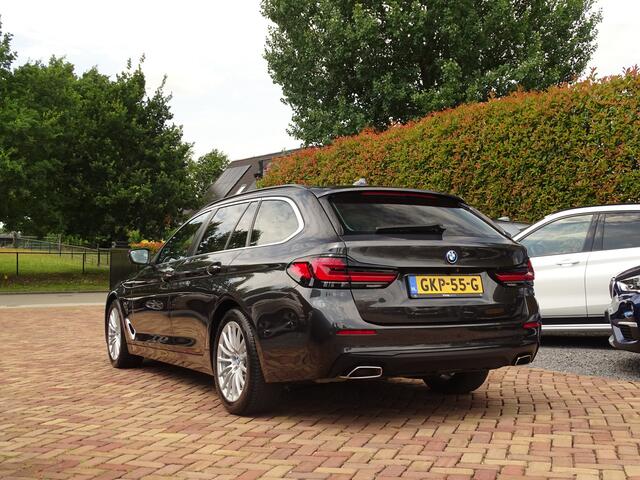 BMW 5-SERIE Touring 530e xDrive Trekhaak Elektrisch | Schuifdak | Topstaat! | All-season
