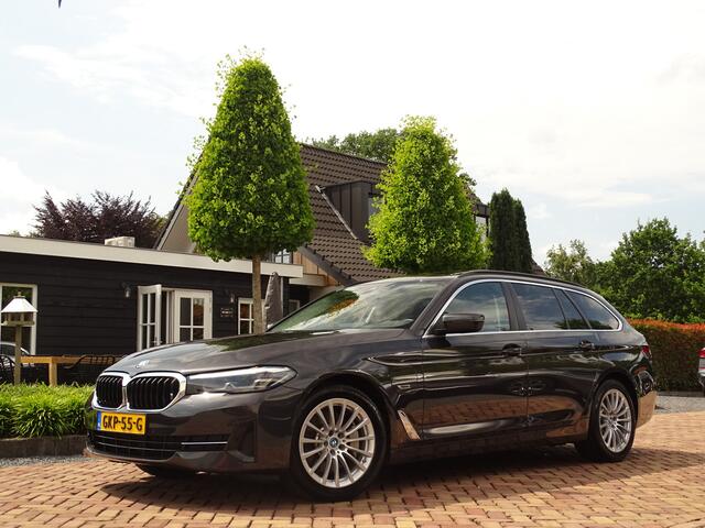 BMW 5-SERIE Touring 530e xDrive Trekhaak Elektrisch | Schuifdak | Topstaat! | All-season
