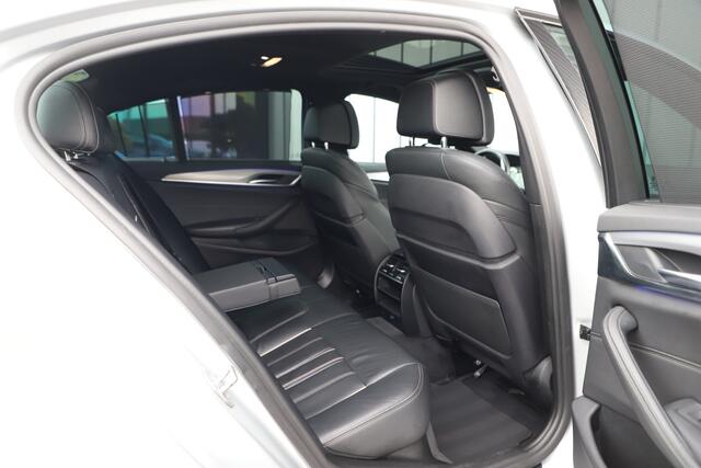 BMW 5-SERIE 520i High Executive Aut8 | 184PK | Panoramadak | Sfeerverlichting | Comfortstoelen + Memory | Vol leder | Zonnenschermen | Camera | 2018.