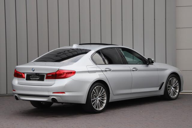 BMW 5-SERIE 520i High Executive Aut8 | 184PK | Panoramadak | Sfeerverlichting | Comfortstoelen + Memory | Vol leder | Zonnenschermen | Camera | 2018.