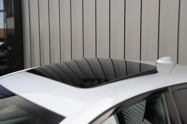 BMW 5-SERIE 520i High Executive Aut8 | 184PK | Panoramadak | Sfeerverlichting | Comfortstoelen + Memory | Vol leder | Zonnenschermen | Camera | 2018.