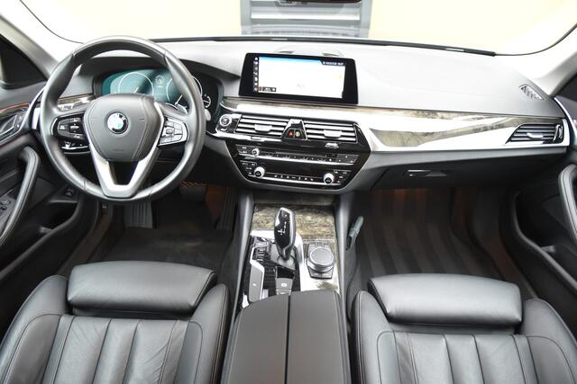 BMW 5-SERIE Touring 520i High Executive Edition * Comfortstoelen * Sfeerverlichting * Comforttoegang * Privecy Glas * Trekhaak *