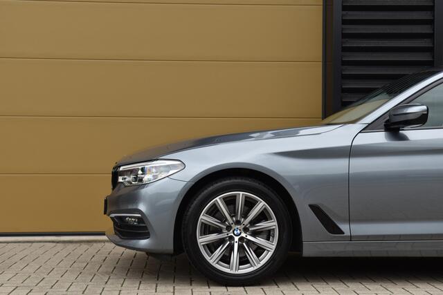 BMW 5-SERIE Touring 520i High Executive Edition * Comfortstoelen * Sfeerverlichting * Comforttoegang * Privecy Glas * Trekhaak *