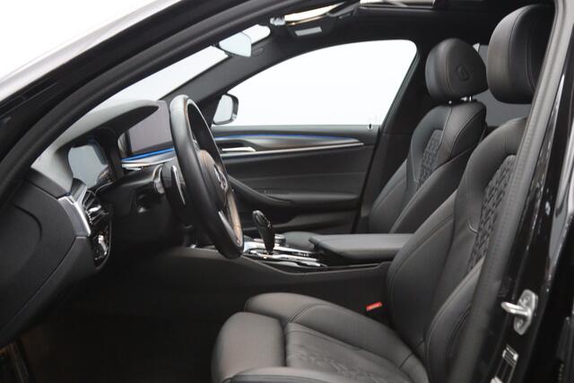 BMW 5-SERIE Touring 530e 293 PK Executive Sensatec M-Sport PHEV, Trekhaak, Panoramadak, Harman/Kardon, Adap. Cruise Control