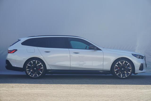 BMW 5-SERIE Touring 530e | M Sportpakket Pro | M Multifunctionele voorstoelen | Bowers & Wilkins | Alcantara Hemelbekleding | Driving Assistant Professional