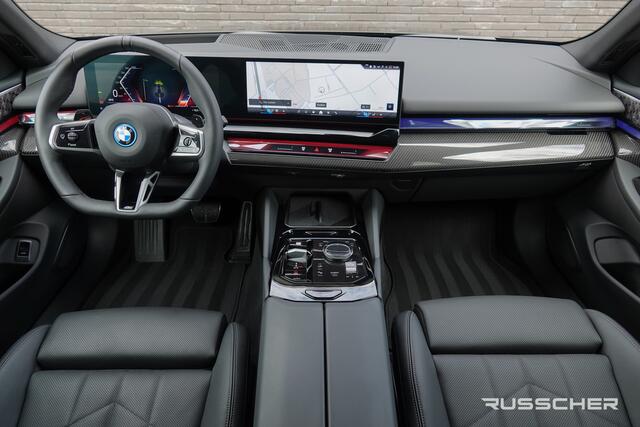 BMW 5-SERIE Touring 550E 490Pk Aut. | Plug in Hybride | X-Drive | Shadowline | M-Sport | Head Up Display | Panoramadak | Trekhaak | 21''