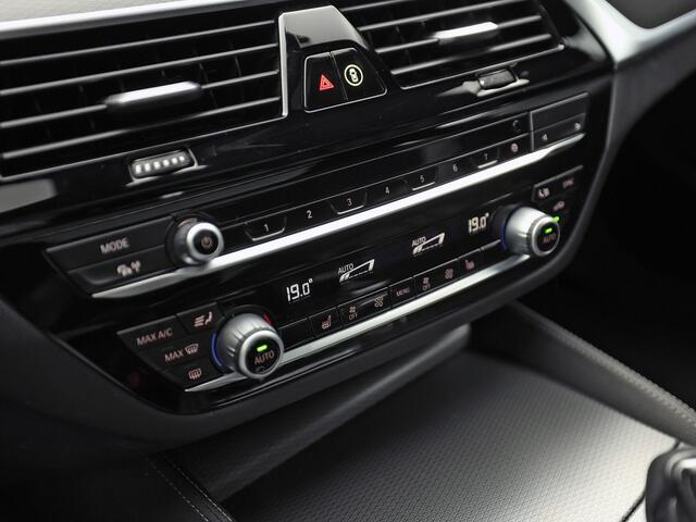 BMW 5-SERIE 530e M Sport High Executive 293Pk (PANORAMADAK, M PAKKET, LASER LED, HEAD-UP DISPLAY, 360 CAMERA, MEMORY SEATS, HARMAN/KARDON, TREKHAAK ELEKTRISCH, STOELVERWARMING ACHTER, DISPLAY KEY, NIEUWSTAAT)
