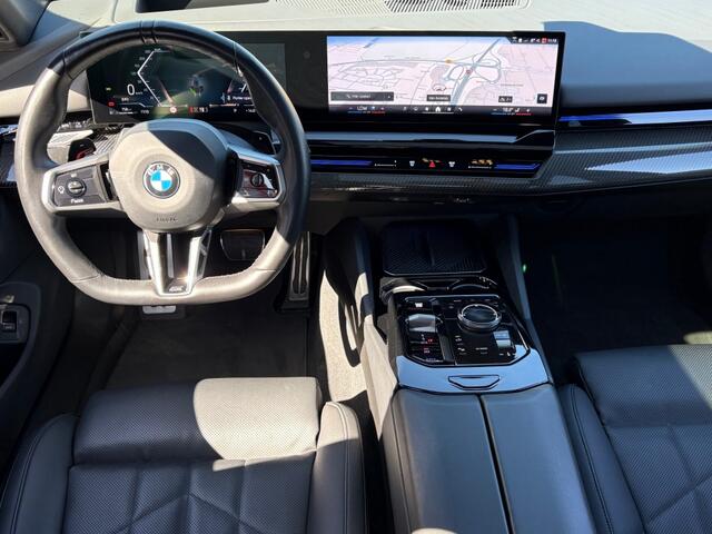BMW 5-SERIE 520I AUT. M SPORTPAKKET PRO PANO-DAK LEER HEAD-UP NAVI CAMERA CARPLAY MEMORY HK SOUND