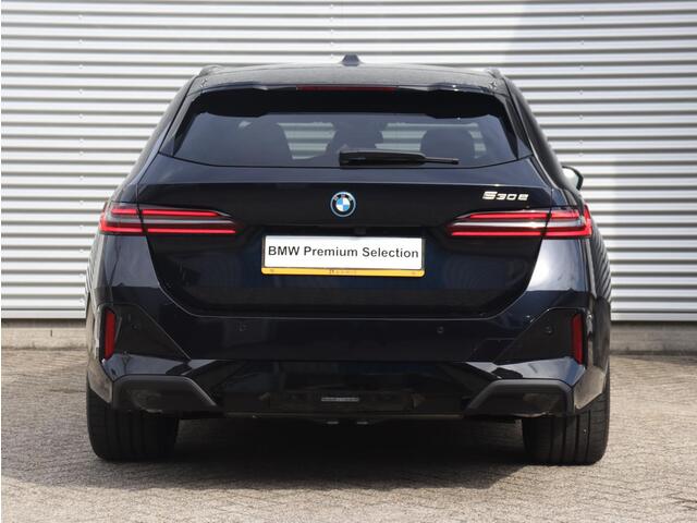 BMW 5-SERIE Touring 530e | M Sportp Pro | SoH 100% | Innovation Pack | Trekhaak | Panodak | M Stoelen | Driving Assistant Prof. | Parking Assist Plus | Adaptive Onderstel Prof. | Bowers & Wilkins | Stoelventilatie | 21'' LMV