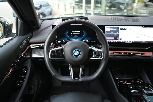BMW 5-SERIE Touring 530e M Sport Automaat / Trekhaak / Stoelventilatie / Adaptieve LED / Bowers & Wilkins / Parking Assistant Plus