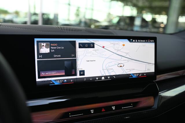 BMW 5-SERIE Touring 530e M Sport Automaat / Trekhaak / Stoelventilatie / Adaptieve LED / Bowers & Wilkins / Parking Assistant Plus