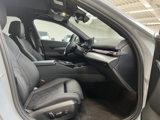 BMW 5-SERIE Touring 530e M-Sport Pro | Trekhaak | 21" | Panorama | Privacy Glass | Innovation | Travel