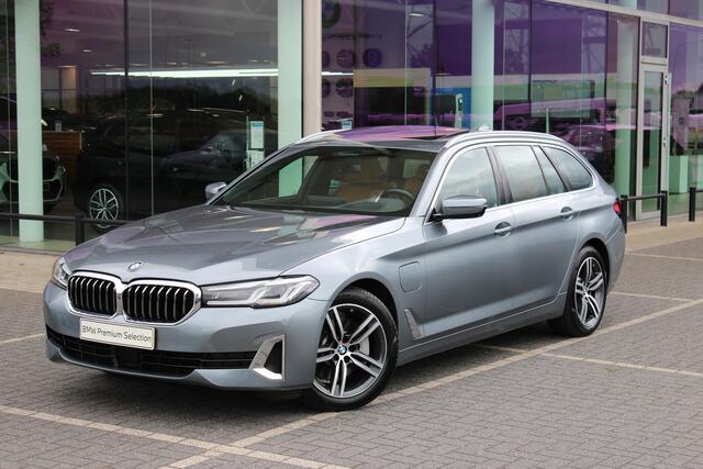 BMW 5-SERIE Touring 530e High Executive Automaat / Panoramadak / Comfortstoelen / Adaptieve LED / Head-Up / Active Cruise Control / Parking Assistant Plus