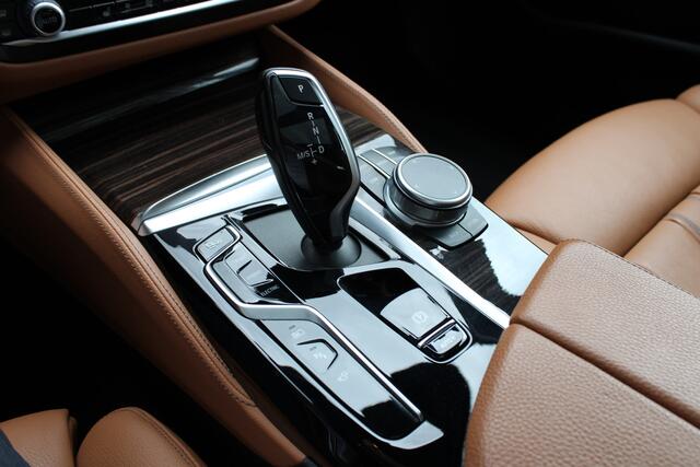 BMW 5-SERIE Touring 530e High Executive Automaat / Panoramadak / Comfortstoelen / Adaptieve LED / Head-Up / Active Cruise Control / Parking Assistant Plus