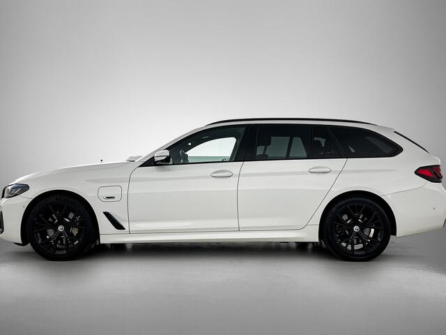 BMW 5-SERIE Touring 530e M-Sport / Anniversary / X-Drive / / Harman Kardon / Panoramadak / Massagefunctie / Trekhaak / Leder-Sport / Apk 06-2028