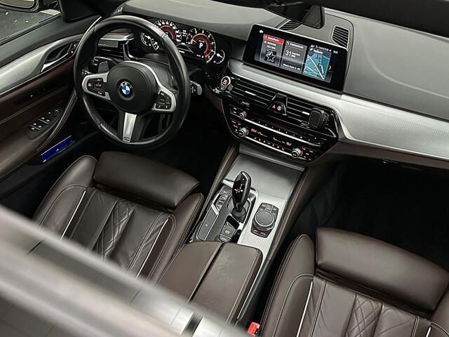 BMW 5-SERIE Touring 520i M-Sport Volledig Individual | Nappa | Comfortseats | Panodak | Trekhaak 2000kg | Adapt. Led | Luchtvering niveauregeling | Display Key | Camera | Memory | 19" | Nav. Proffesional | Alarm | NL-Auto | Dealer OH | NAP | Full Service - Rijklaarprijs.
