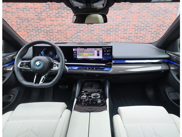 BMW 5-SERIE Touring 550e xDrive | Pano - Trekhaak - HUD