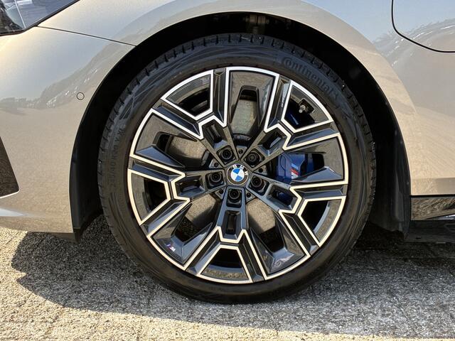 BMW 5-SERIE Touring 550e xDrive | M-Sport Pro | CoPilot | Bowers & Wilkins | Elek. Stoelverst. | 4x Stoelverw. + Stuur verw. | Comfort Access | Elek. Trekhaak