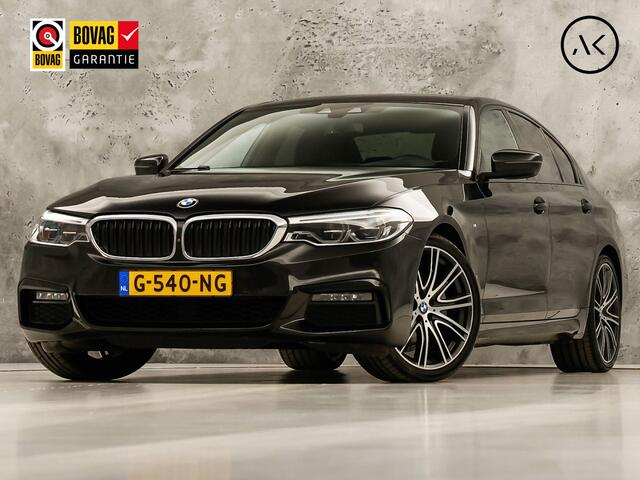 BMW 5-SERIE 520i M Sport High Executive 184Pk Automaat (GROOT NAVI, M PAKKET, 360 CAMERA, MEMORY SEATS, HARMAN/KARDON, STUUR/STOELVERWARMING, LUXE LEDER, HEAD-UP DISPLAY, GETINT GLAS, NIEUWSTAAT)