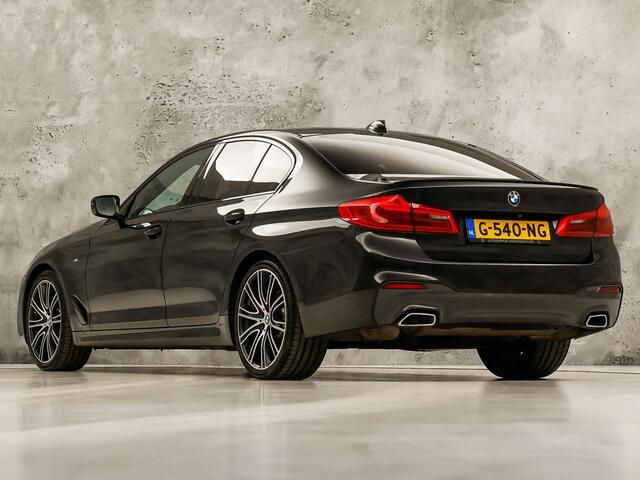 BMW 5-SERIE 520i M Sport High Executive 184Pk Automaat (GROOT NAVI, M PAKKET, 360 CAMERA, MEMORY SEATS, HARMAN/KARDON, STUUR/STOELVERWARMING, LUXE LEDER, HEAD-UP DISPLAY, GETINT GLAS, NIEUWSTAAT)