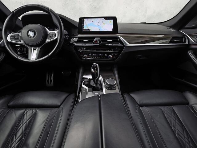 BMW 5-SERIE 520i M Sport High Executive 184Pk Automaat (GROOT NAVI, M PAKKET, 360 CAMERA, MEMORY SEATS, HARMAN/KARDON, STUUR/STOELVERWARMING, LUXE LEDER, HEAD-UP DISPLAY, GETINT GLAS, NIEUWSTAAT)