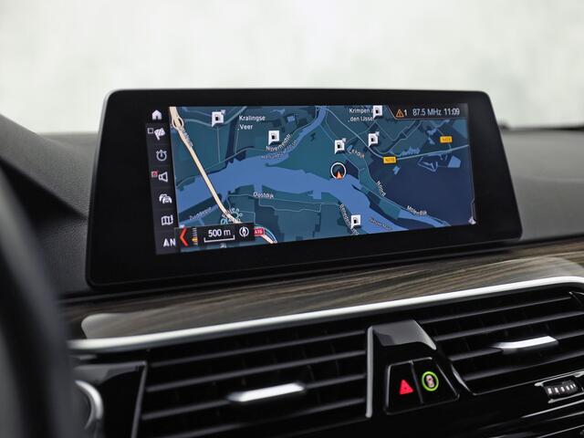 BMW 5-SERIE 520i M Sport High Executive 184Pk Automaat (GROOT NAVI, M PAKKET, 360 CAMERA, MEMORY SEATS, HARMAN/KARDON, STUUR/STOELVERWARMING, LUXE LEDER, HEAD-UP DISPLAY, GETINT GLAS, NIEUWSTAAT)
